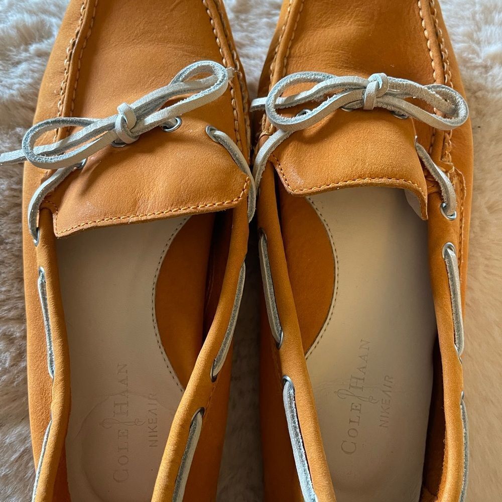 COLE HAAN DRIVING MOCCASINS LEATHER LIKE NEW EXCEPT ONE SPOT UNDER TOE 8M